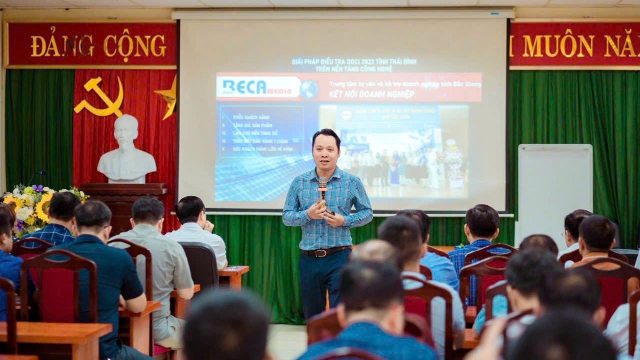 Ông Dương Thanh Sơn chia sẻ cho các cán bộ