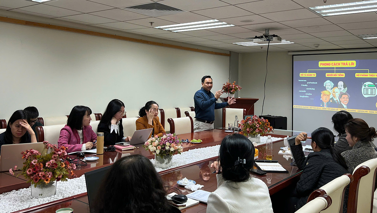 Ông Đặng Tú thảo luận cùng các cán bộ ngân hàng